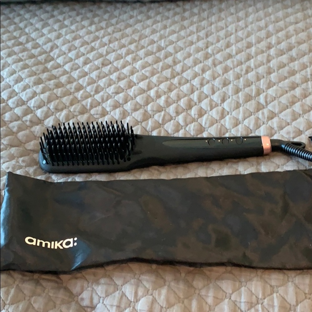 Amika Straightening brush